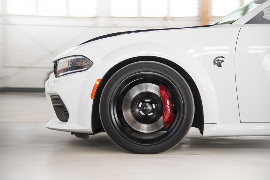 Колеса Dodge Charger SRT Hellcat Redeye (LD) 2020 года  (фото 34 из 54)